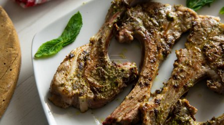 Téléchargez les photos : Côtelettes d'agneau grillées de qualité supérieure dans un restaurant de tapas espagnol. - en image libre de droit