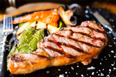 Téléchargez les photos : Steak de qualité supérieure dans un restaurant espagnol. - en image libre de droit