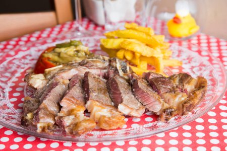 Téléchargez les photos : Steak de qualité supérieure dans un restaurant espagnol. - en image libre de droit