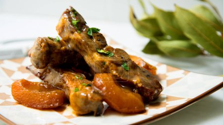 Téléchargez les photos : Steak de veau cuit avec des poires cuites au four. - en image libre de droit