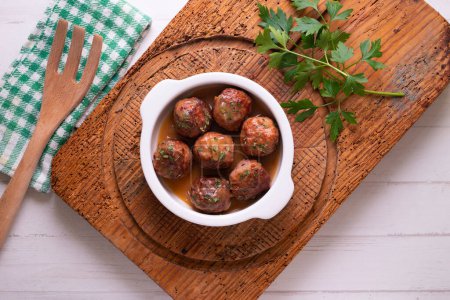 Téléchargez les photos : Boulettes de viande faites à la main avec sauce porc et boeuf et tomate. - en image libre de droit