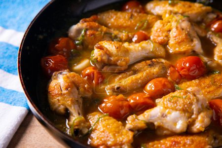 Téléchargez les photos : Ailes de poulet frites tapa dans un restaurant espagnol. - en image libre de droit