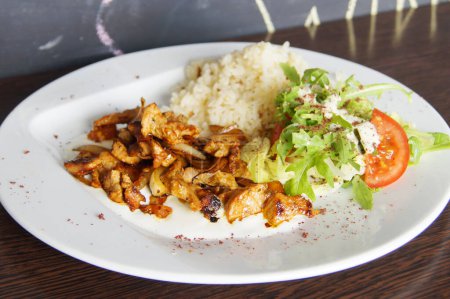 Téléchargez les photos : Poulet grillé avec salade et riz. - en image libre de droit