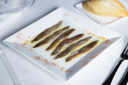 Téléchargez les photos : Anchois salés à l'huile d'olive vierge. Recette de tapa espagnole traditionnelle. - en image libre de droit