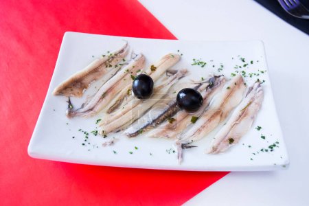 Téléchargez les photos : Anchois salés à l'huile d'olive vierge. Recette de tapa espagnole traditionnelle. - en image libre de droit