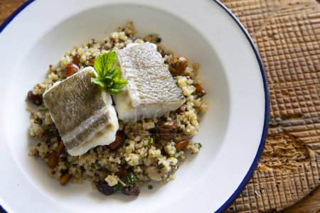 Téléchargez les photos : Morue cuite au four cuite au quinoa. Recette traditionnelle espagnole de tapas au Pays Basque. - en image libre de droit