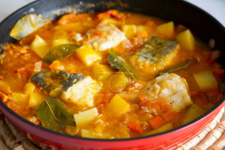 Téléchargez les photos : Morue cuite au four cuite avec des pommes de terre et des légumes.. Recette traditionnelle espagnole de tapas au Pays Basque. - en image libre de droit