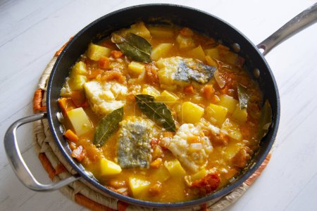 Téléchargez les photos : Morue cuite au four cuite avec des pommes de terre et des légumes.. Recette traditionnelle espagnole de tapas au Pays Basque. - en image libre de droit
