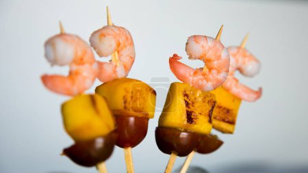 Téléchargez les photos : Broche à crevettes avec pêche. Tapa espagnol traditionnel. - en image libre de droit