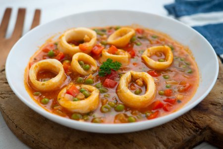 Téléchargez les photos : Calamar cuit avec sauce tomate et oignon. Tapa espagnol traditionnel. - en image libre de droit