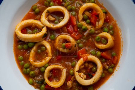 Téléchargez les photos : Calamar cuit avec sauce tomate et oignon. Tapa espagnol traditionnel. - en image libre de droit