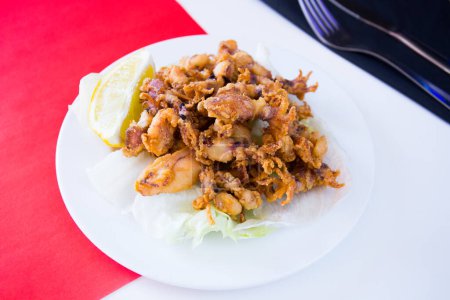 Foto de Tapa española tradicional con calamares fritos también llamados chipirones. - Imagen libre de derechos