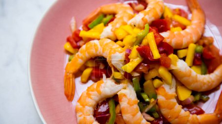 Téléchargez les photos : Crevettes à la mangue et très petits légumes hachés. - en image libre de droit
