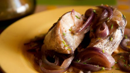 Téléchargez les photos : Merlu cuit au four avec l'oignon rouge. Recette traditionnelle espagnole. - en image libre de droit