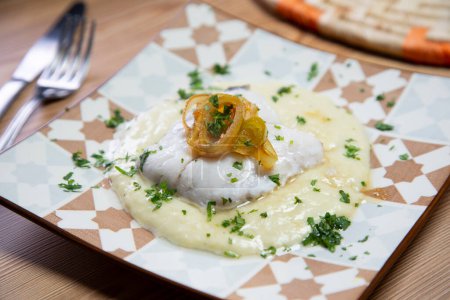 Téléchargez les photos : Merlu pané avec sauce aux poireaux. Recette traditionnelle espagnole. - en image libre de droit