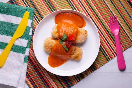 Téléchargez les photos : Merlu à la sauce tomate. Recette traditionnelle espagnole. - en image libre de droit