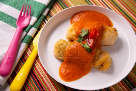 Téléchargez les photos : Merlu à la sauce tomate. Recette traditionnelle espagnole. - en image libre de droit