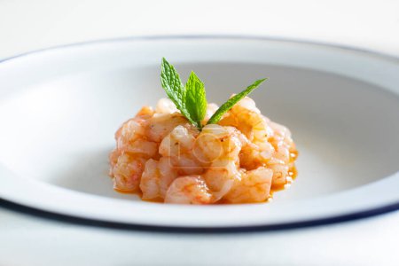 Téléchargez les photos : Tartare de crevettes rouges d'Ibiza. Produit de qualité supérieure des îles Baléares - en image libre de droit