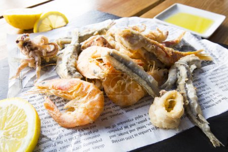 Téléchargez les photos : Assiette avec poisson frit. Villes traditionnelles de tapa de la côte espagnole. - en image libre de droit