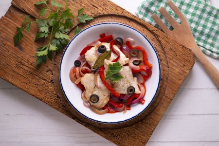 Téléchargez les photos : Poisson cuit avec oignon et poivron rouge et olives noires - en image libre de droit