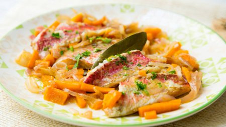 Téléchargez les photos : Rouget mariné à la carotte et à l'oignon. - en image libre de droit