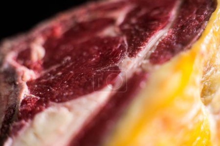 Téléchargez les photos : Steak de boeuf premium sur fond sombre. - en image libre de droit