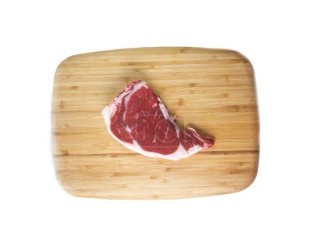 Foto de Carne de res de primera calidad sobre base de madera sobre fondo blanco. - Imagen libre de derechos