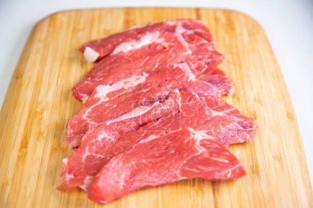Téléchargez les photos : Boeuf steak premium sur base bois sur fond blanc. - en image libre de droit