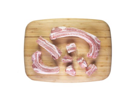 Téléchargez les photos : Côtelette de porc sur un bois sur fond blanc. - en image libre de droit