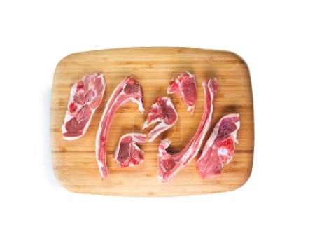 Téléchargez les photos : Viande d'agneau premium sur un bois sur fond blanc. - en image libre de droit