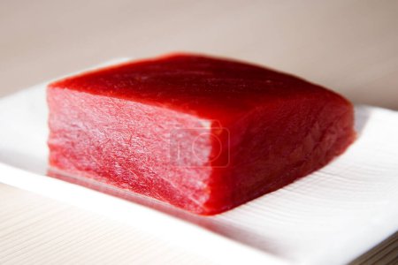 Téléchargez les photos : Tranche de thon toro rouge frais de première qualité sur un fond sombre - en image libre de droit