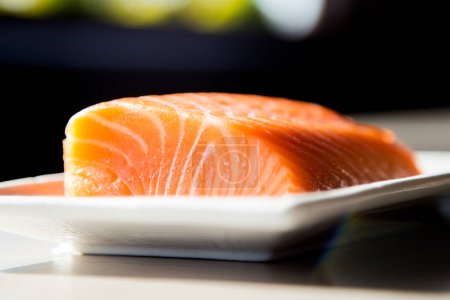 Téléchargez les photos : Longe de saumon de qualité supérieure sur un fond sombre - en image libre de droit