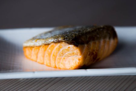 Foto de Lomo de salmón de primera calidad sobre un fondo oscuro - Imagen libre de derechos