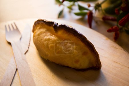 Téléchargez les photos : Empanada argentine farcie au jambon et fromage. - en image libre de droit