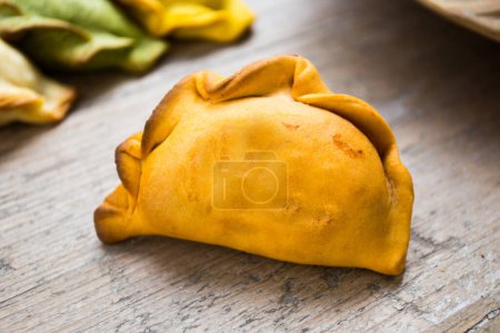 Téléchargez les photos : Empanada argentine farcie aux épinards et au fromage - en image libre de droit