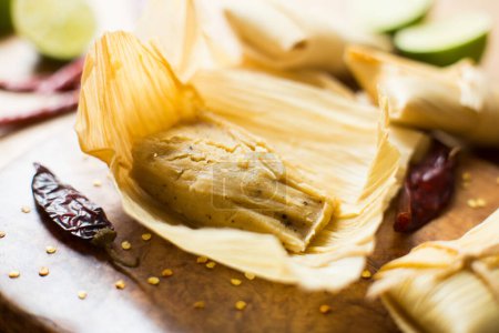Téléchargez les photos : Un tamale, en tamal espagnol, est un plat méso-américain traditionnel fait de masa, une pâte à base de maïs nixtamalisé, qui est cuit à la vapeur dans une feuille de banane ou de maïs. - en image libre de droit