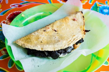 Foto de La quesadilla es un plato mexicano que consiste en una tortilla de maíz o trigo, doblada por la mitad, que, dependiendo de la región, se puede rellenar con queso u otros ingredientes.. - Imagen libre de derechos