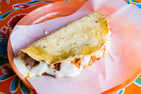 Téléchargez les photos : La quesadilla est un plat mexicain qui se compose d'une tortilla de maïs ou de blé, plié en deux, qui, selon la région, peut être rempli de fromage ou d'autres ingrédients. - en image libre de droit