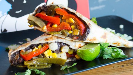 Téléchargez les photos : La fajita est l'un des plats les plus traditionnels et populaires de la cuisine Tex-Mex. Il se compose de viande rôtie sur le gril et coupée en lanières, servie sur une farine de maïs ou une tortilla de farine de blé. - en image libre de droit