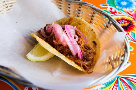 Foto de Tacos de ternera. Un taco es una comida tradicional mexicana que consiste en una pequeña tortilla de maíz de tamaño manual. - Imagen libre de derechos