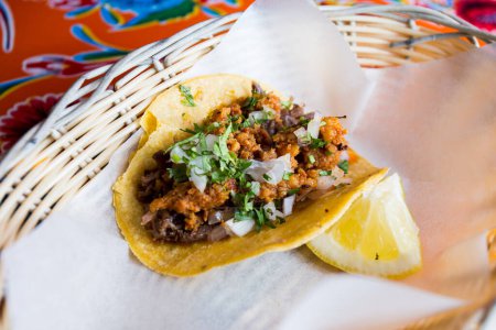 Téléchargez les photos : Du taco de porc. Un taco est un aliment traditionnel mexicain composé d'une petite tortilla de maïs à la main - en image libre de droit