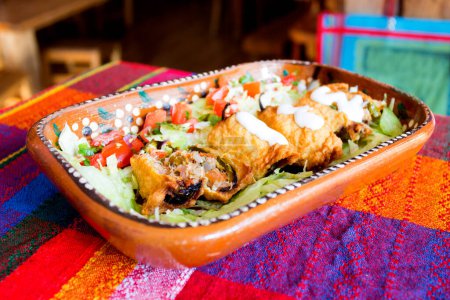 Foto de Pimientos rellenos al horno receta mexicana tradicional con jalapeños picantes. - Imagen libre de derechos