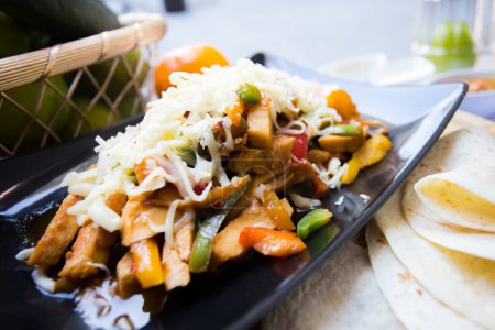 Téléchargez les photos : Poulet sauté aux légumes pour préparer des fajitas mexicaines. - en image libre de droit