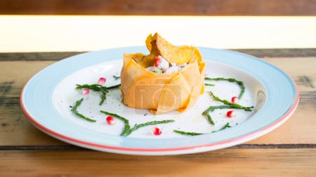 Foto de El ceviche es un pequeño aperitivo tradicional latinoamericano que consiste en trozos de marisco crudo o pescado en una marinada ácida.. - Imagen libre de derechos