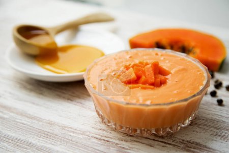 Téléchargez les photos : Yaourt à la papaye et au miel dans un restaurant latino-américain. - en image libre de droit