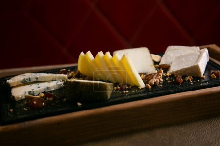Téléchargez les photos : Assortiment de différents fromages européens tels que gorgonzola, manchego, brie et mozzarella. - en image libre de droit
