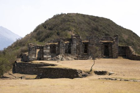 Téléchargez les photos : Ruines de Choquequirao, un site archéologique inca au Pérou, similaire en structure et en architecture au Machu Picchu. - en image libre de droit