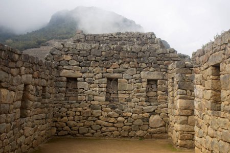 Téléchargez les photos : Détails de l'ancienne citadelle inca de la ville de Machu Picchu dans la vallée sacrée du Pérou. - en image libre de droit