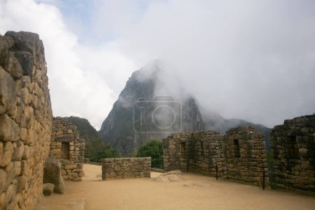 Téléchargez les photos : Détails de l'ancienne citadelle inca de la ville de Machu Picchu dans la vallée sacrée du Pérou. - en image libre de droit
