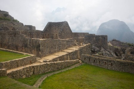 Téléchargez les photos : Vue panoramique depuis la montagne Machu Picchu. Vue sur l'ancienne ville inca de Machu Picchu dans la vallée sacrée du Pérou avec la montagne Huayna Picchu - en image libre de droit